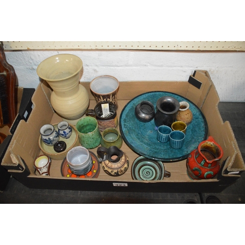 323 - box of pottery items