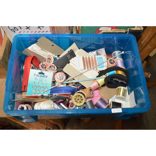 173 - tub of knitting accessories