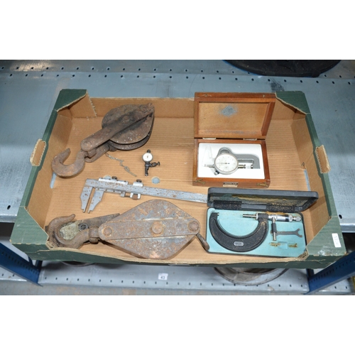 44 - box of specialist tools & pulleys