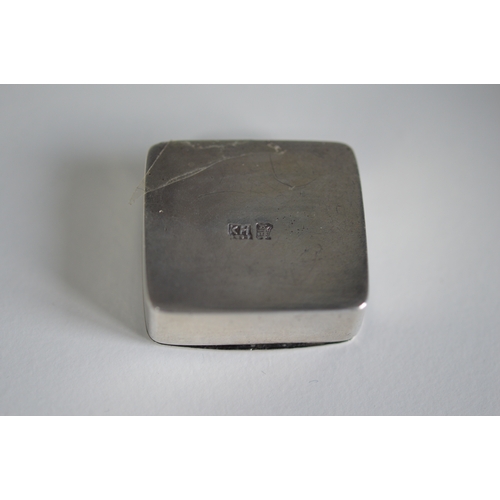 39 - Chinese silver snuff box, 29g
