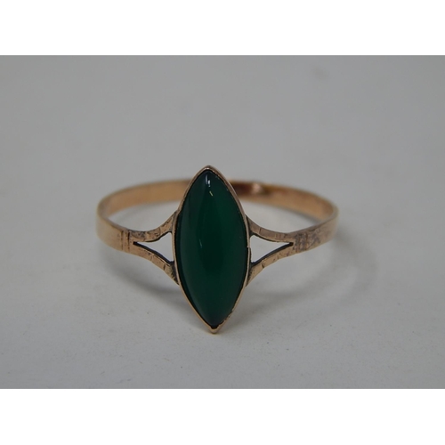 65 - Gold Ring, set cabochon Jade.