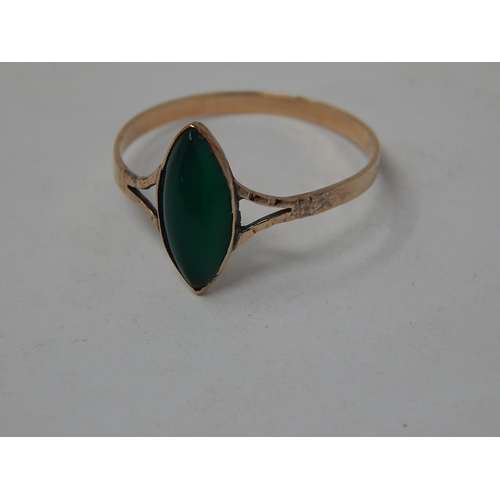 65 - Gold Ring, set cabochon Jade.