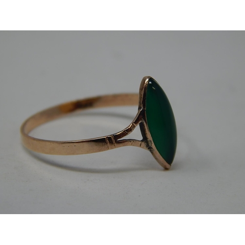 65 - Gold Ring, set cabochon Jade.