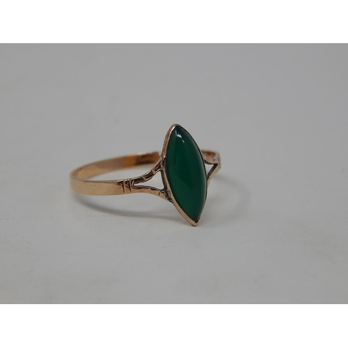 65 - Gold Ring, set cabochon Jade.