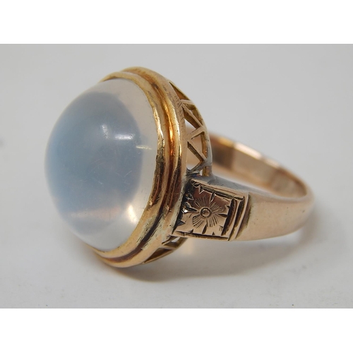 66 - Gold Ring, set cabochon Moonstone. Size I.