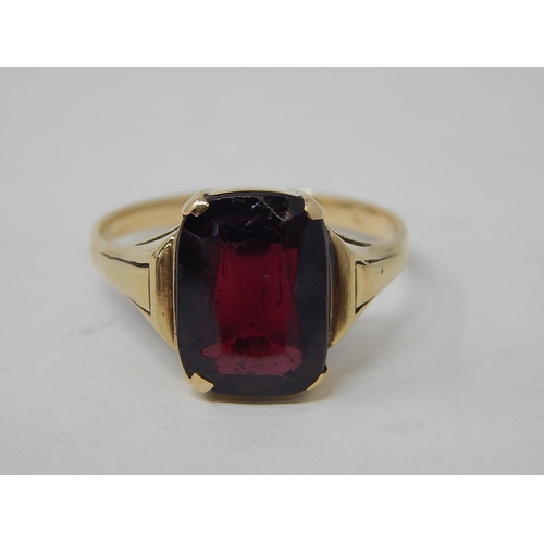 68 - Gold Ring, set Garnet, estimated 4ct. Ring size S.