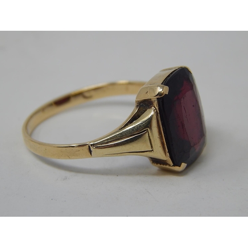 68 - Gold Ring, set Garnet, estimated 4ct. Ring size S.