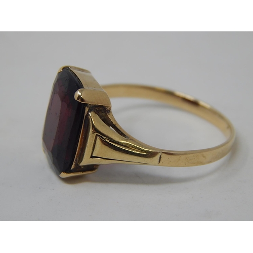 68 - Gold Ring, set Garnet, estimated 4ct. Ring size S.