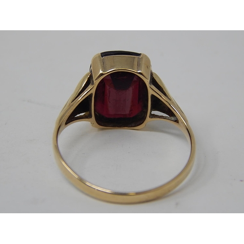 68 - Gold Ring, set Garnet, estimated 4ct. Ring size S.