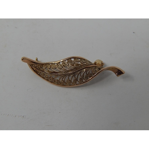 89 - WITHDRAWN: 9ct Gold Hallmarked Leaf Brooch. Length 3.5cm