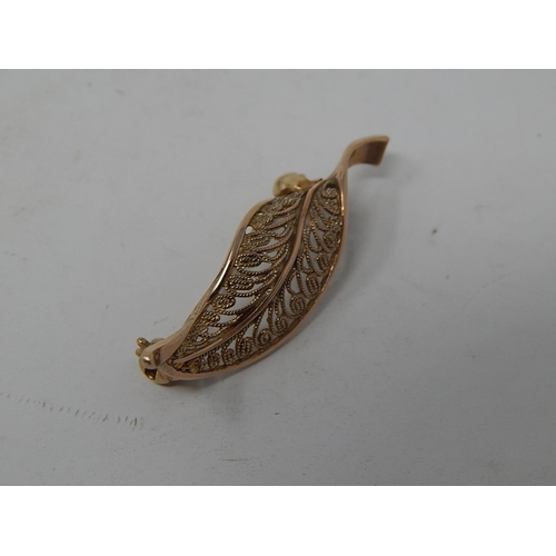 89 - WITHDRAWN: 9ct Gold Hallmarked Leaf Brooch. Length 3.5cm