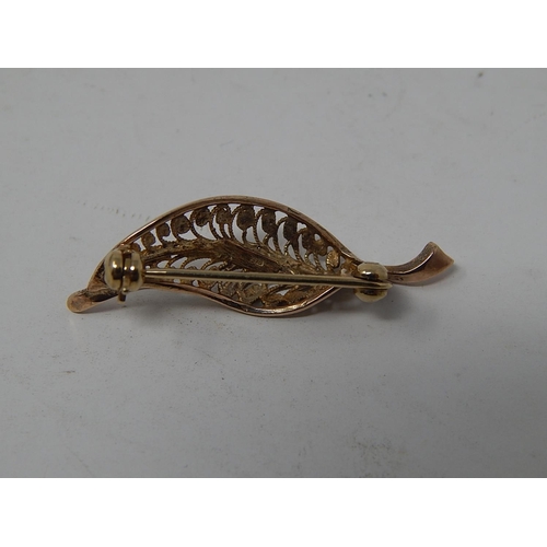 89 - WITHDRAWN: 9ct Gold Hallmarked Leaf Brooch. Length 3.5cm