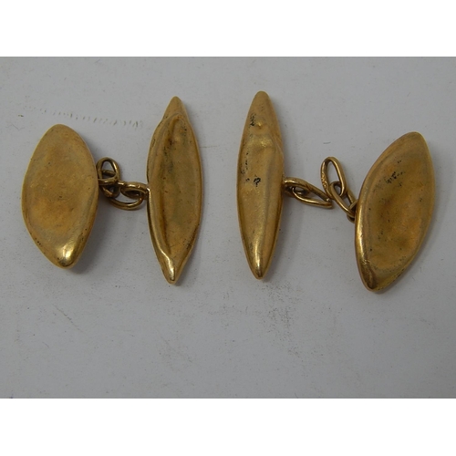 107 - Pair of 18ct Gold Cufflinks in need of repair. weight 5.2g