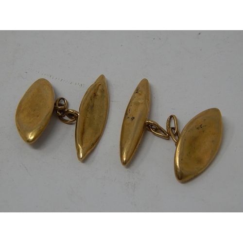 107 - Pair of 18ct Gold Cufflinks in need of repair. weight 5.2g