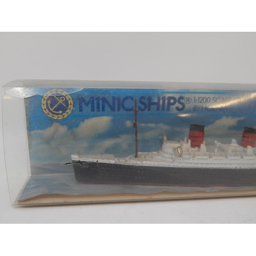 852 - Hornby: Model of HMS Queen Mary