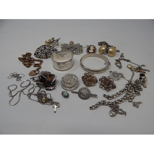 67 - 5 x Silver brooches, silver bangle, silver napkin ring & a collection of silver oddments & costume j... 