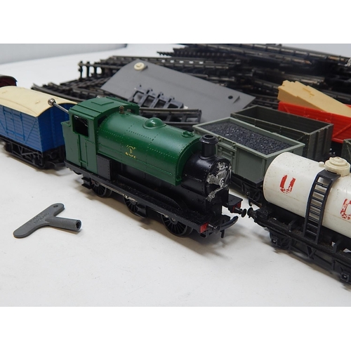 428 - Tri-Ang Clockwork Trainset complete with various carriages, track, points etc