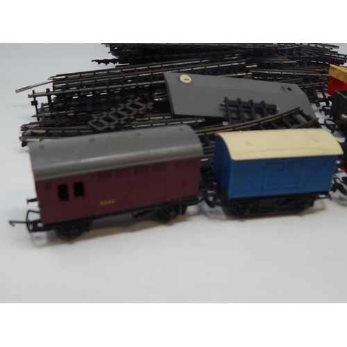 428 - Tri-Ang Clockwork Trainset complete with various carriages, track, points etc