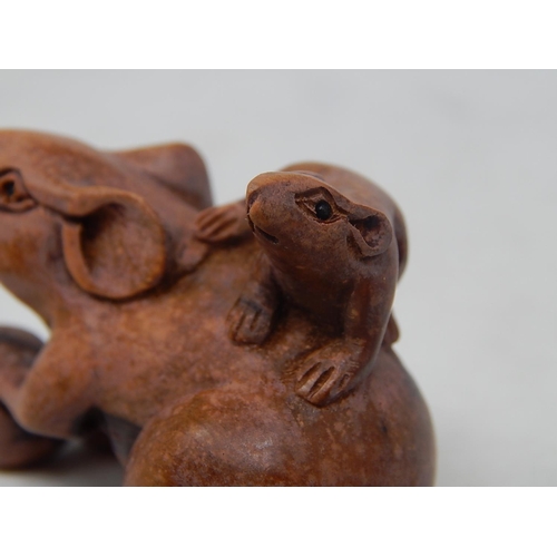 483 - CHINESE: Carved Wood Neksuke of a Rat & Her Young: Measures 5cm Wide