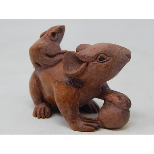 483 - CHINESE: Carved Wood Neksuke of a Rat & Her Young: Measures 5cm Wide