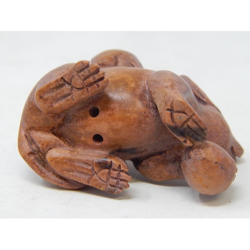 483 - CHINESE: Carved Wood Neksuke of a Rat & Her Young: Measures 5cm Wide