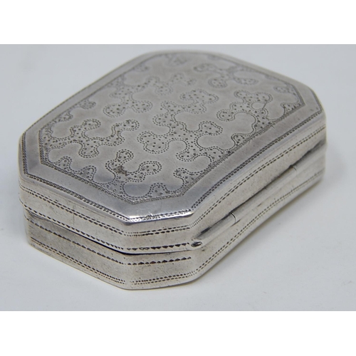 23 - George III silver Vinaigrette: Hallmarked Birmingham 1807 by Samuel Pemberton: Measures 4cm x 3cm