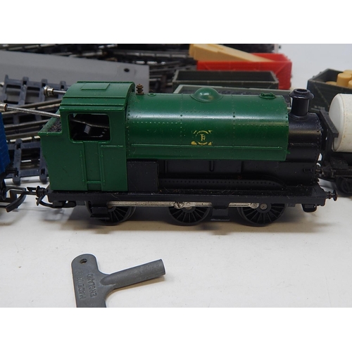 118 - Tri-Ang Clockwork Trainset complete with various carriages, track, points etc & Key