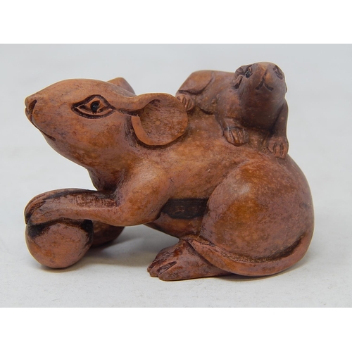 133 - CHINESE: Carved Wood Neksuke of a Rat & Her Young: Measures 5cm Wide