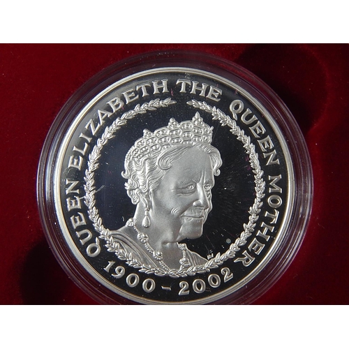 287 - 2001 de-luxe Proof Set; 2002 Queen Mother Silver Proof Crown; 2001 Victoria commemorative Proof Crow... 