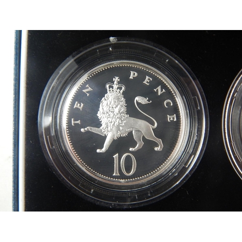 313 - 1992 10 Pence 2-coin Silver Set; 1999-2000 £1 Silver Set; 2005 £1; 1981 Crown; 2006