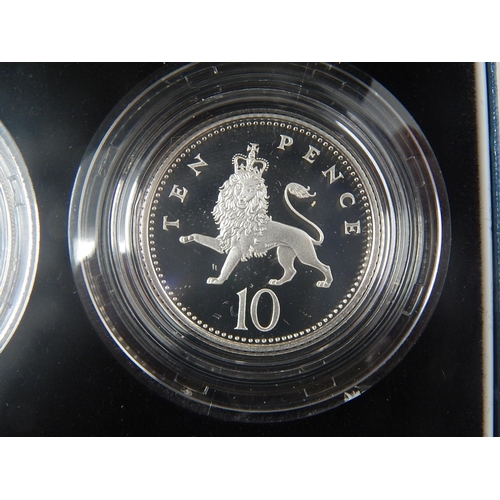 313 - 1992 10 Pence 2-coin Silver Set; 1999-2000 £1 Silver Set; 2005 £1; 1981 Crown; 2006