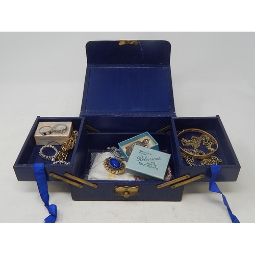 11 - Jewellery Box Containing a Quantity of 925 Silver & Yellow Metal Jewellery.