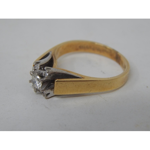 39 - 18ct Yellow & White gold Diamond ring with 5 round brilliant cut diamonds claw set.