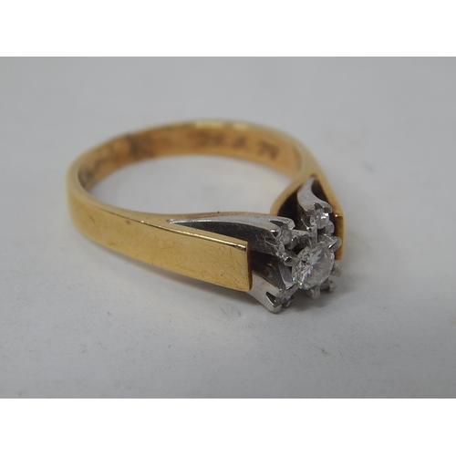 39 - 18ct Yellow & White gold Diamond ring with 5 round brilliant cut diamonds claw set.