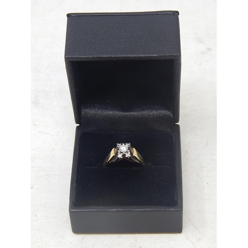 39 - 18ct Yellow & White gold Diamond ring with 5 round brilliant cut diamonds claw set.