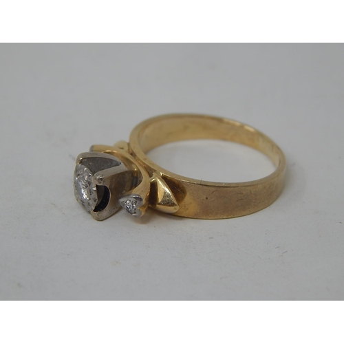 40 - 18ct Yellow & White gold Vintage Diamond ring with 3 round brilliant cut Diamonds claw set.
