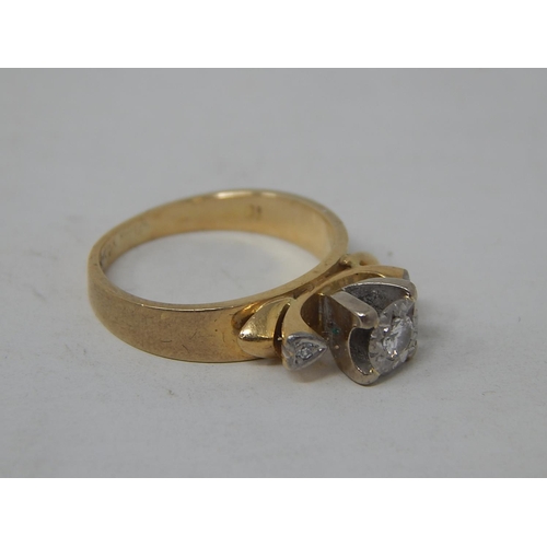 40 - 18ct Yellow & White gold Vintage Diamond ring with 3 round brilliant cut Diamonds claw set.
