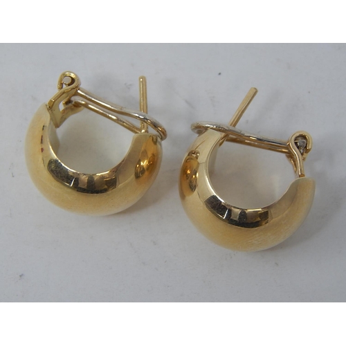 47 - 18ct Yellow Gold Vintage clip clasp back earrings.