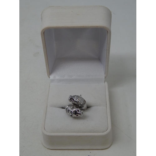 54 - 18ct White Gold Ring with Two Lion Heads with 12 round brilliant cut Diamonds grain set, colour H/J ... 