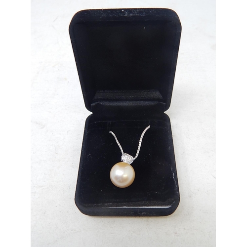 56 - 18ct White gold pearl & Diamond pendant. Featuring a Cultured South Sea Pearl, pale Gold in colour 1... 