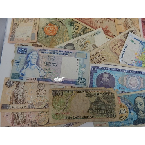 76 - World Banknotes