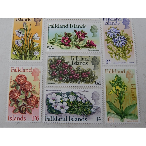 318 - Falkland Islands: 1968 Flowers set complete um. SG 232 - 45. Cat £65.