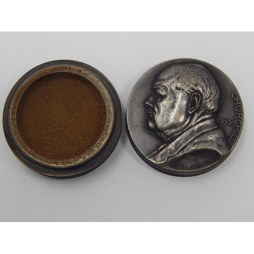 501 - Winston Churchill Screw Thread Metal Snuff Box of circular form depicting Churchill in profile on bo... 