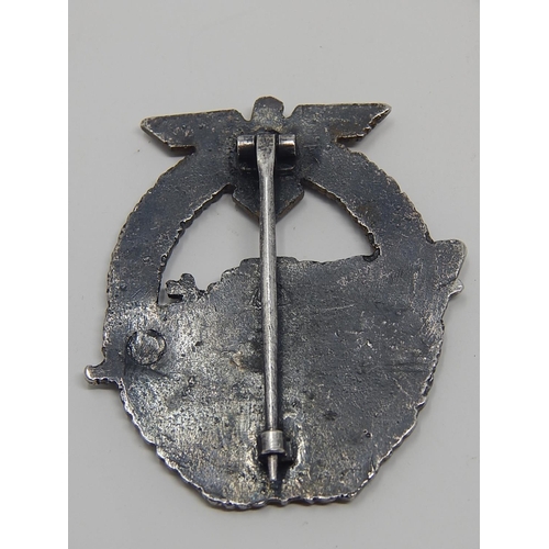 518 - German Third Reich WW2 Kriegsmarine Destroyers War badge. A good example. Within a gilt oval oakleaf... 