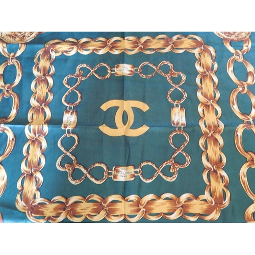 394 - Scarf in green with golden chain links pattern In silk. Dimensions: Width 86 cm, height 87 cm