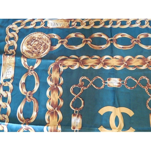 394 - Scarf in green with golden chain links pattern In silk. Dimensions: Width 86 cm, height 87 cm