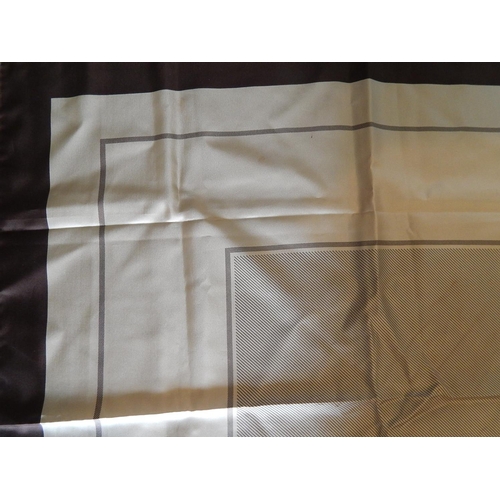 395 - Scarf in Mocha Squared pattern In silk. Dimensions: Width 75 cm, height 76 cm