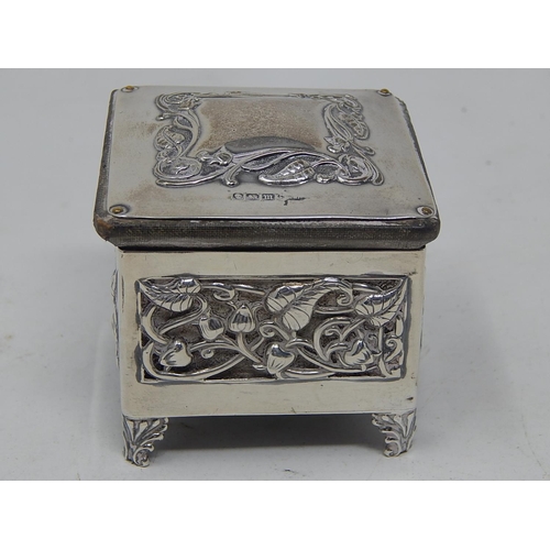 165 - Art Nouveau Silver Ring Box: Hallmarked Sheffield 1904 by Walker & Hall: Measures 6.5cm diameter x 6... 