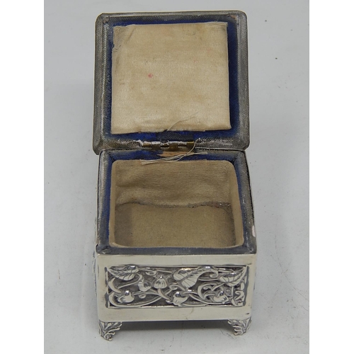 165 - Art Nouveau Silver Ring Box: Hallmarked Sheffield 1904 by Walker & Hall: Measures 6.5cm diameter x 6... 