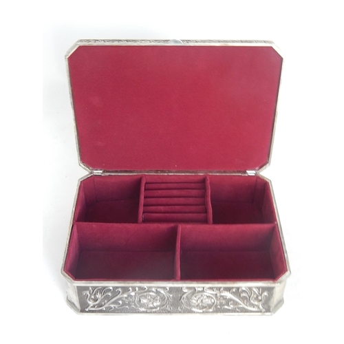 600 - Large Silver Plated Jewellery Box Adorned with Cherubs: Plush Lined Interior: Measures 24cm x 17.5cm